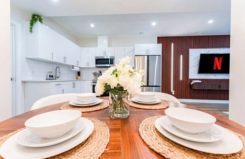 Forest Lawn House | Entire Spacious Luxury Retreat Near DT | Sleeps 4 | Fast Wifi | Free Parking