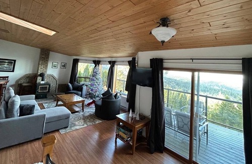 Salt Spring Island House | Entire Suite, Ocean, mountain view, hot tub, next to Mountain Maxwell park.