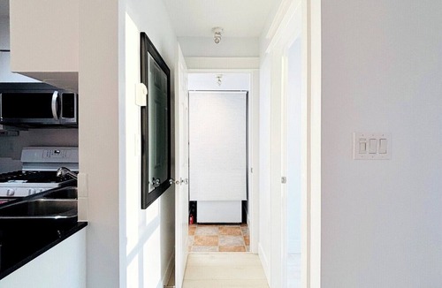 Chinatown Condo | Entire Suite, High FL with a Stunning Downtown View + 1 Free Underground Parking
