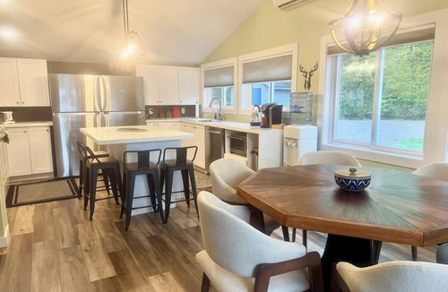 Seguin Cottage | Escape Rejuvenate @Luxury Lakefront Muskoka 3 BR cottage with 2 BR Bunkie