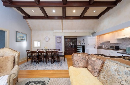 Kerrisdale House | Exclusive 6-Bed Manor with Amazing Garden View
