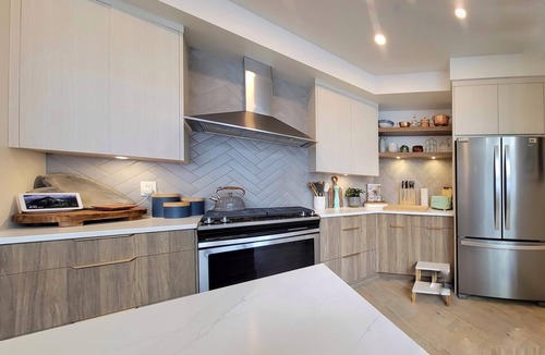 McKinley Condo | EXCLUSIVE LAKEFRONT PENTHOUSE *PRIVATE ROOFTOP DECK * POOL *HOTUB *SUNSET VIEWS