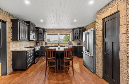 Silver Star Mountain Ski Chalet | Exclusive Mountain Ranch Lodge | 7 mins to Silver Star | Ideal for Big Groups