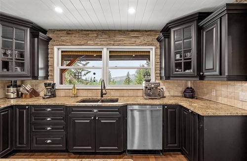 Silver Star Mountain Ski Chalet | Exclusive Mountain Ranch Lodge | 7 mins to Silver Star | Ideal for Big Groups