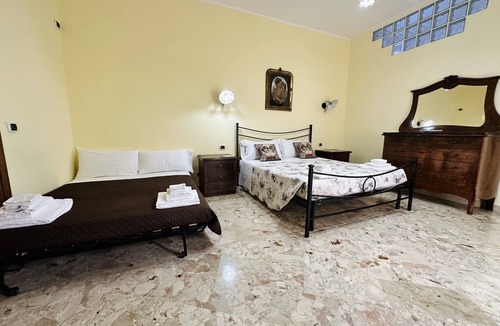 Gela Bed & Breakfast | Exclusive Suite: Square, Near Beach, WiFi, Air Conditioning, Private Bathroom