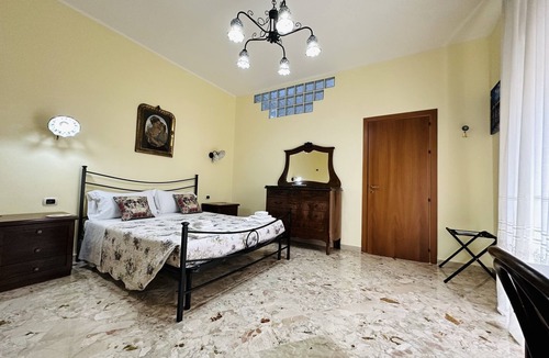 Gela Bed & Breakfast | Exclusive Suite: Square, Near Beach, WiFi, Air Conditioning, Private Bathroom