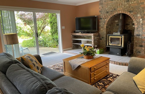 Cobble Hill House | Executive 2 bedroom suite on a Private Estate - Pet Friendly