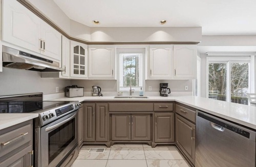 Bedford House | Executive 7 bedrooms 3.5 Bathrooms