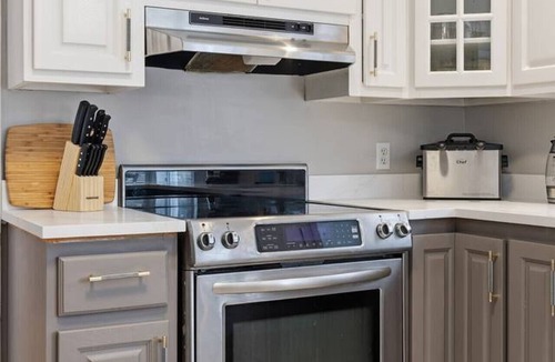 Bedford House | Executive 7 bedrooms 3.5 Bathrooms