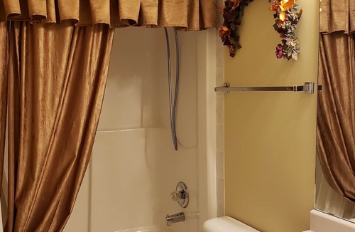 Spruce Grove House | Executive Comfort with Hot Tub. 13 minutes from WEM