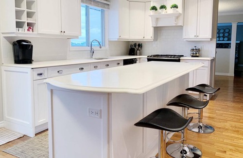 Southwest Mission House | Executive Home with Lake Okanagan View close to Wineries