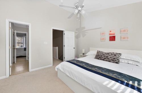 Greensboro House | Executive & Luxury 2-bedroom Townhouse with Pool