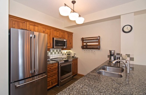 Nordic Estates House | Executive Peaceful mountain retreat! SKI IN/SKI OUT. Mountain Views! Double garagern2 level home