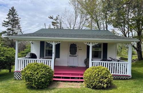 Stanhope Cottage | Executive Two-Bedroom Cottage (Cottage 10)