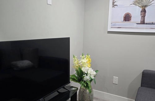 Evanston Apartment | Exquisite Studio close to Airport and amenities!