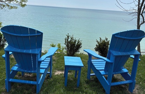 Dunnville Cottage | Extend your summer-few September dates remain. Sleeps 6, beachfront pets ok!