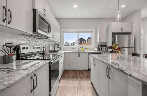Airdrie House | Extra Large House with AC, Banff Access, Sleep 12, BBQ, 4 Bedrooms & 2 Sleeper Sofa Beds