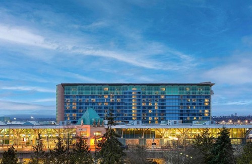 Richmond Hotel | Fairmont Vancouver Airport In-Terminal Hotel
