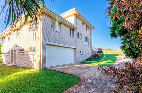 Emu Park Apartment | Family friendly holiday accommodation right across the road from the beach.