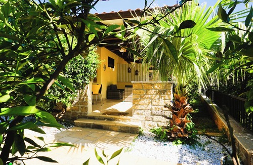 Palermo House | Fantastic - Holiday House in a green oasis of Palermo Deluxe room (2+1)