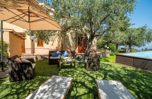 Carini House | Ferienvilla 'Mamma Maria' by Interhome