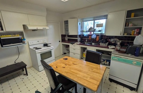 Vancouver South House | Major international sporting event - Duplex House Sleeps up to 12 People! Super Central Location!