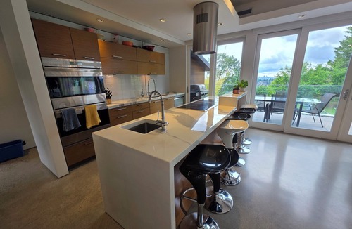 Burnaby House | ⚽ Major international sporting event Luxury Stay | Pool + Hot Tub + Views