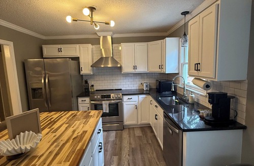 Toddville Road House | Firepit, Deck, Mini Golf, Relaxing 3B Getaway @CLT