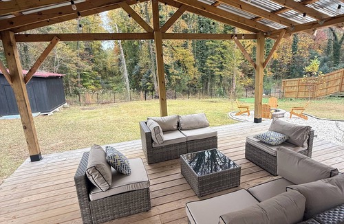 Toddville Road House | Firepit, Deck, Mini Golf, Relaxing 3B Getaway @CLT