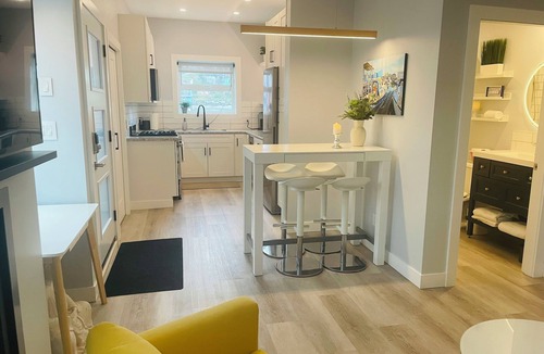 Lower Lonsdale Boat Rental | Floating Speakeasy Retreat | Unique & Modern | Minutes to SeaBus & Downtown