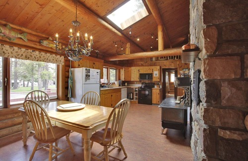 Calgary Cabin | Folk Tree Lodge - A unique log cabin getaway