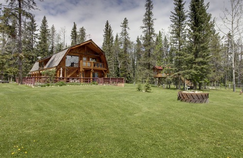 Calgary Cabin | Folk Tree Lodge - A unique log cabin getaway