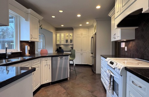 Fort Langley House | Fort Langley Rancher with Views | 3 Bedrooms + Den | Walk to Town