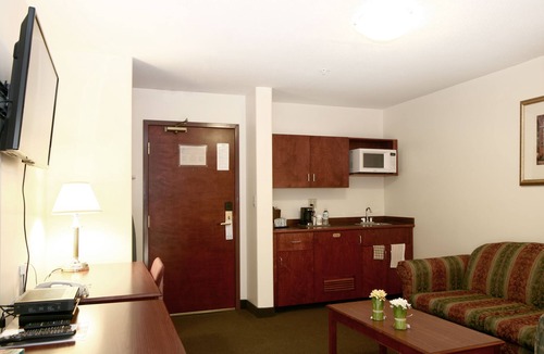 Drayton Valley Hotel | Foxwood Inn & Suites