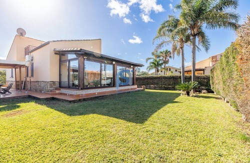 Piana Calzata Apartment | Frank's House, a villa surrounded by greenery with a private pool