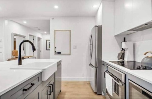 Yaletown Apartment | Free Breakfast & 2 Parking, Luxury, Downtown, Yaletown, 2bed 2 bath, Pool, Gym