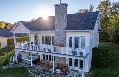 Cap-a-l'Aigle House | From La Grève - view of the river