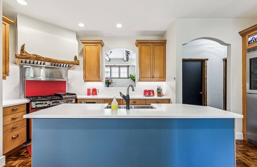 Town Centre Cabin | Full-Home Rocky Mountain Creekside Retreat. Mountain Views & Family Friendly
