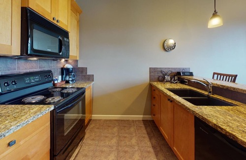 Sooke House | Fully-equipped 2 Bedroom Townhome, Sleeps 8