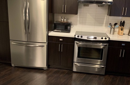 North Vancouver Apartment | Fully equipped 5 star 1 bdrm suite. Luxurious.