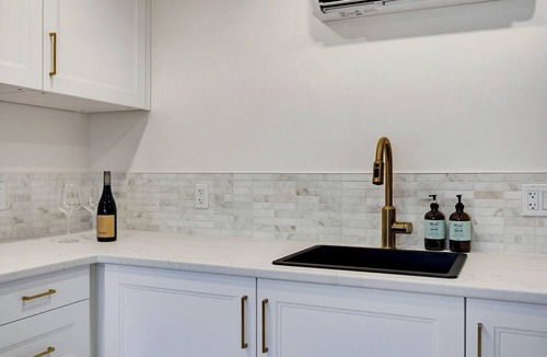 Kamloops House | Fun + Private West-End King Suite, Centrally Located Near TRU+RIH