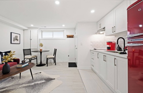 Newtonbrook Apartment | Furnished 1BR Basement | Workspace | Laundry | Parking | Ideal for Monthly Stays