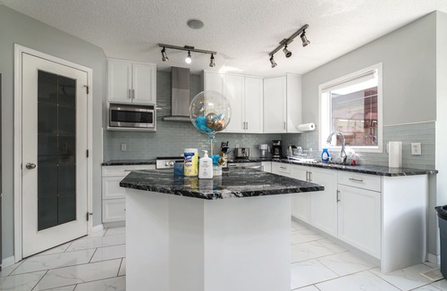 Valley Ridge Villa | G@Home Quiet 5BR4BA Retreat, Gateway to Banff & COP & Hwy 1