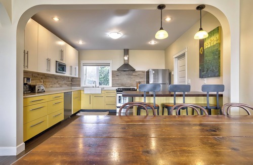 Vernon House | Gala House with views overlooking lakes and Vernon in North Okanagan