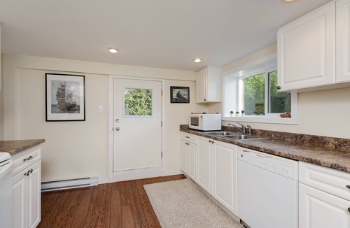 Saanich East House | Gallery Garden - Bright & Art-filled 1-Bedroom Suite by Victoria Prime!