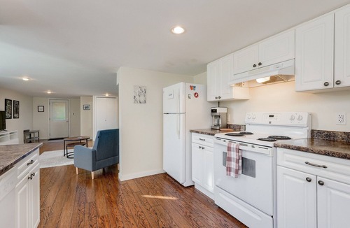 Saanich East House | Gallery Garden - Bright & Art-filled 1-Bedroom Suite by Victoria Prime!