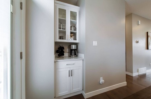 Jasper Place House | Garage |Near WEM | Disney+ | 2 BR w/Ensuites