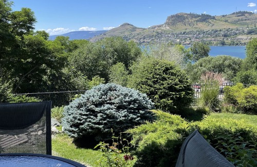 Vernon House | Garden Suite walk 5 minutes to Kalamalka Beach