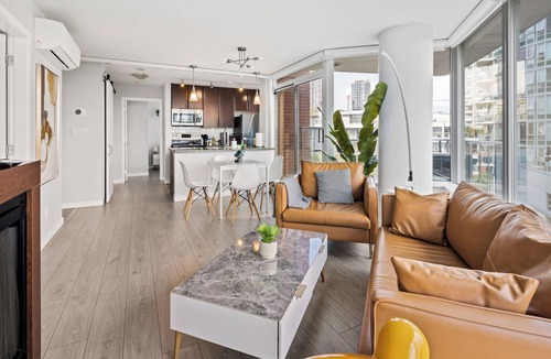 Strathcona Apartment | GardenView Modern Condo +Parking +Gym +Pool