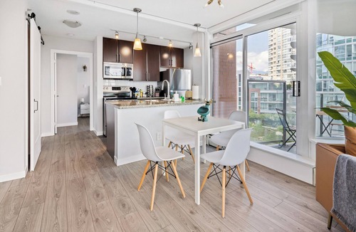Strathcona Apartment | GardenView Modern Condo +Parking +Gym +Pool